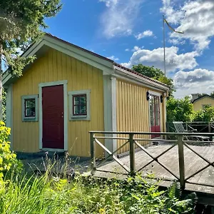 Gaesthus Med Utsikt Oever Drottningholms Slott Ferienhaus Drottningholm